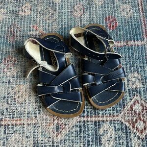 Salt water original little kid size 7 sandals in navy